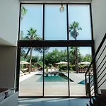 Ryx Avec Piscine Βίλα *